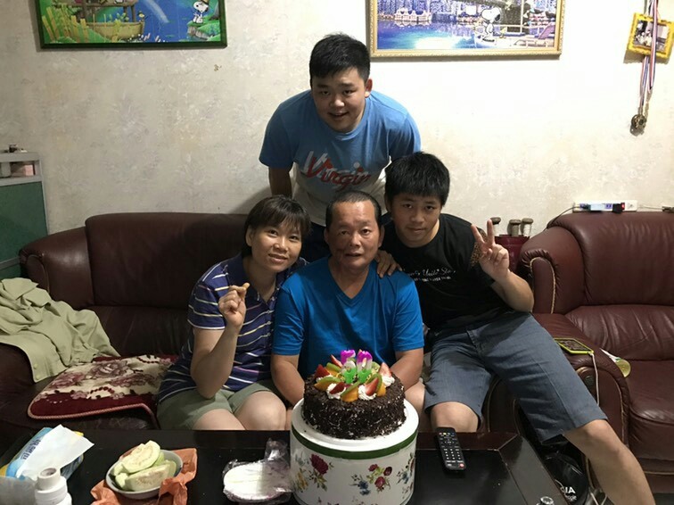 陽光基金會的口腔癌病友慶彬哥（前排中）積極復建，努力讓自己活得更健康。 圖:陽光基金會／提供