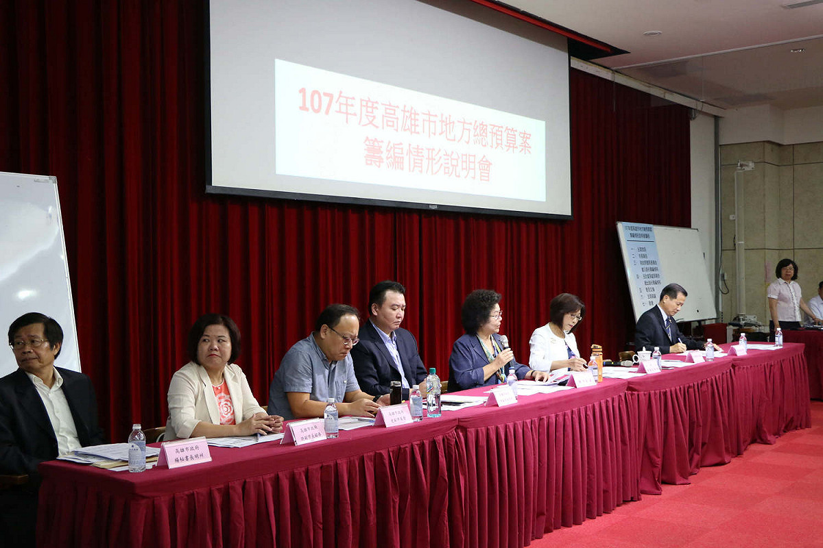 高雄市長陳菊率市府團隊進行107年度高雄市地方總預算報告。 圖 : 高雄市政府/提供