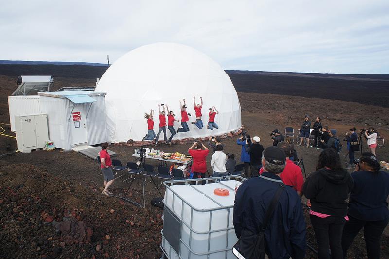 6名獲得美國國家航空暨太空總署（NASA）資助的研究人員從1月開始就在夏威夷火山上模擬火星生活，與世隔絕8個月後出關。 圖 : 取自NASA網站 www.nasa.gov