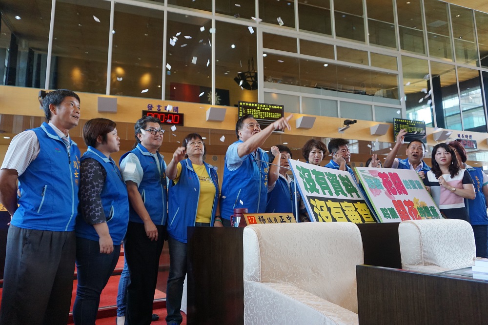 台中市議會國民黨團在一讀會質疑花博特別預算。 圖 : 台中市議會國民黨團/提供