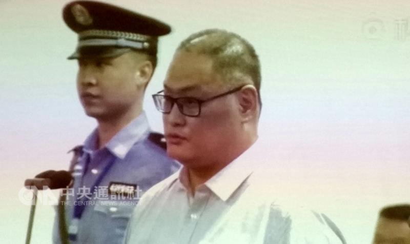 被中國大陸強行扣押的無政府組織工作者李明哲，11日在失去自由近半年後，在湖南岳陽法院法庭亮相。 圖 : 中央社