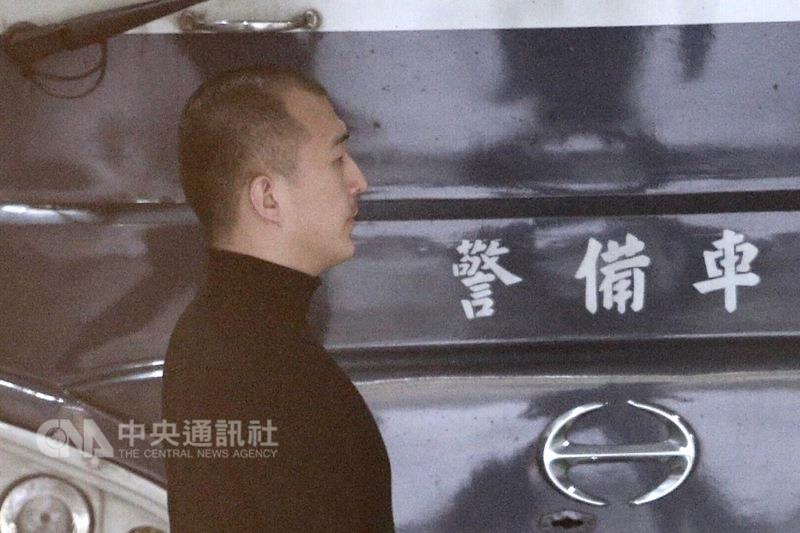 5年前來台唸書的大陸籍男子周泓旭涉嫌去年以優渥薪資吸收台灣外交人員刺探機密未遂，7月遭檢方起訴後，台北地院15日依違反國家安全法判他1年2月徒刑，還可上訴。圖為周泓旭出庭。 圖 : 中央社