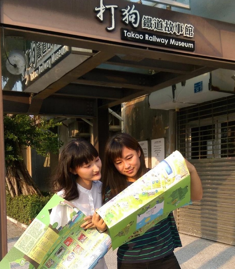 2017生態交通全球盛典即將在高雄市哈瑪星登場，高雄市文化局推出150場藝術饗宴，並印製活動摺頁發送。 圖：高雄市文化局