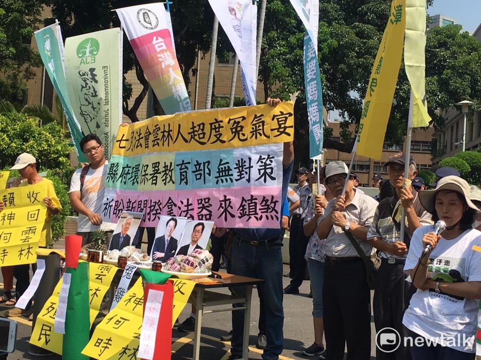 多個環保團體今(19)天上午到行政院門口舉辦送鬼法會，希望新上任的閣揆「賴神」能拿法器鎮煞，解決長年以來雲林六輕污染及垃圾、底渣問題。 圖：謝莉慧/攝（資料照片）