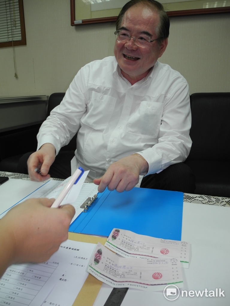 李乾龍上午繳交兩張支票共120萬元，辦妥國民黨新北市黨部主委選舉登記。 圖：王峻昌/攝