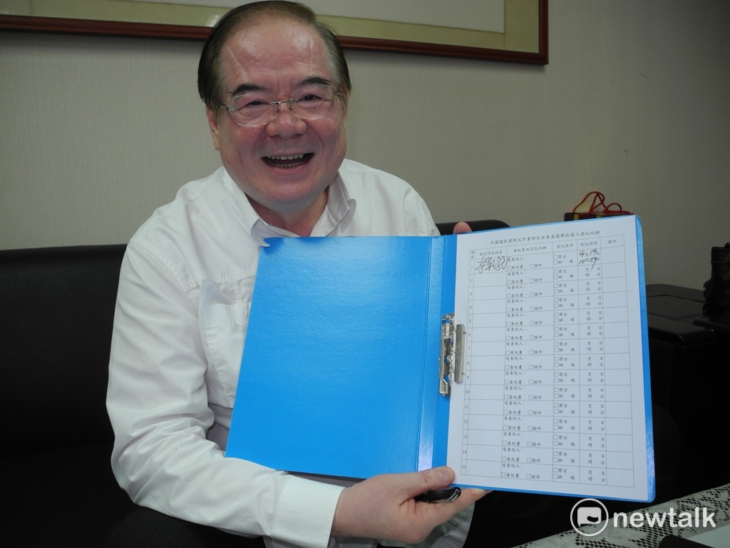李乾龍上午繳交兩張支票共120萬元，辦妥國民黨新北市黨部主委選舉登記。 圖：王峻昌/攝