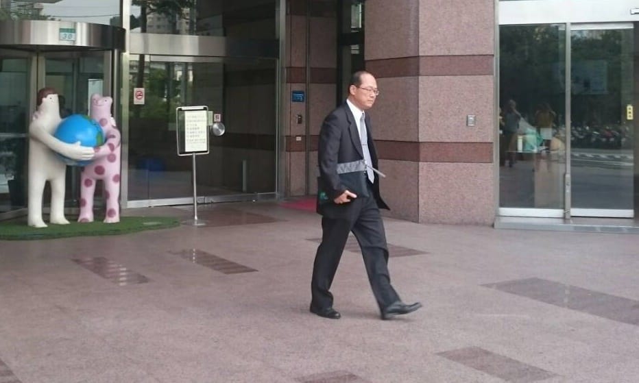 金融總會19日在民進黨開會，與會者離去時都低調不願面對媒體。 圖：林朝億/攝