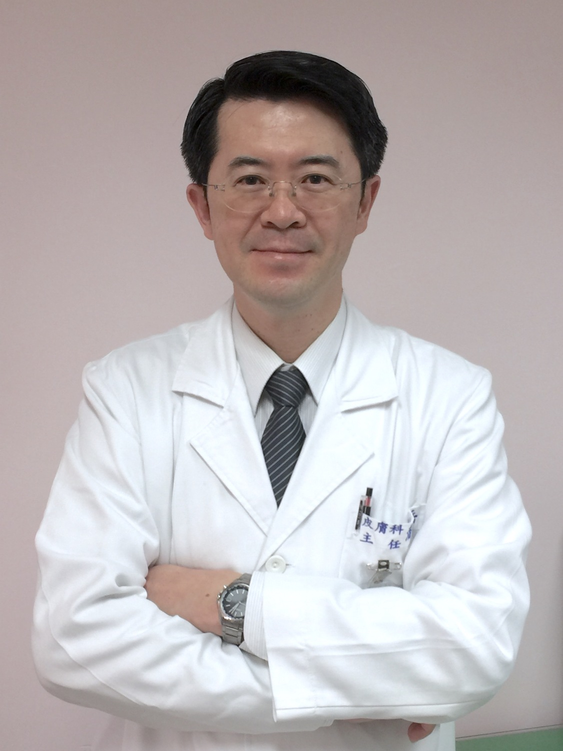 聯合醫院中興院區皮膚科主任潘企岳表示，除了生薑塗抹或濕敷於腋下這個謠言之外，不少人為了掩蓋狐臭會使用濃重的香水，如此一來卻會讓味道變得「非常驚人」不想靠近，想抑制狐臭得用正確方式，切勿聽信訪間謠傳反而讓症狀加劇。 圖：翻攝自台北聯合醫院網站