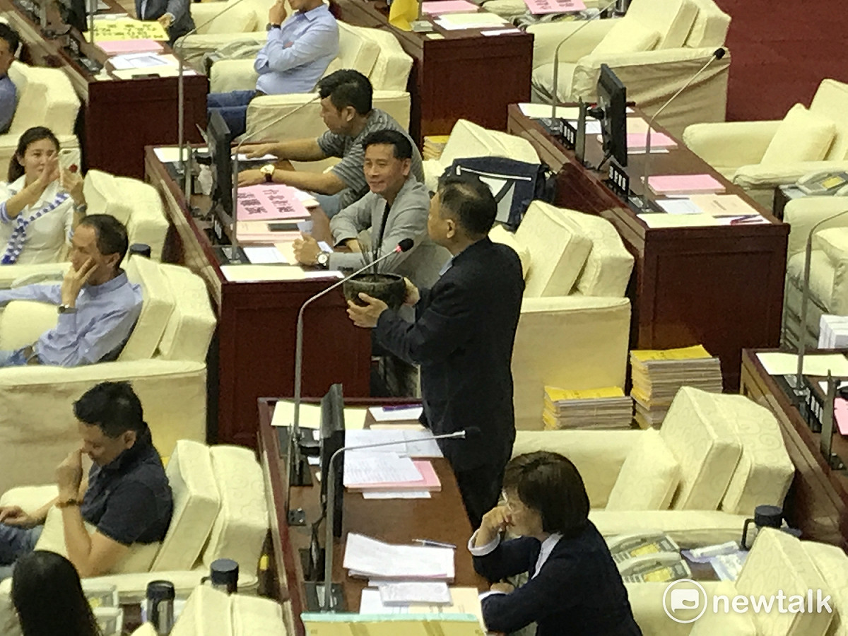 民進黨台北市議員王世堅今（19）日贈送香爐給台北市長柯文哲。 圖：周煊惠 / 攝