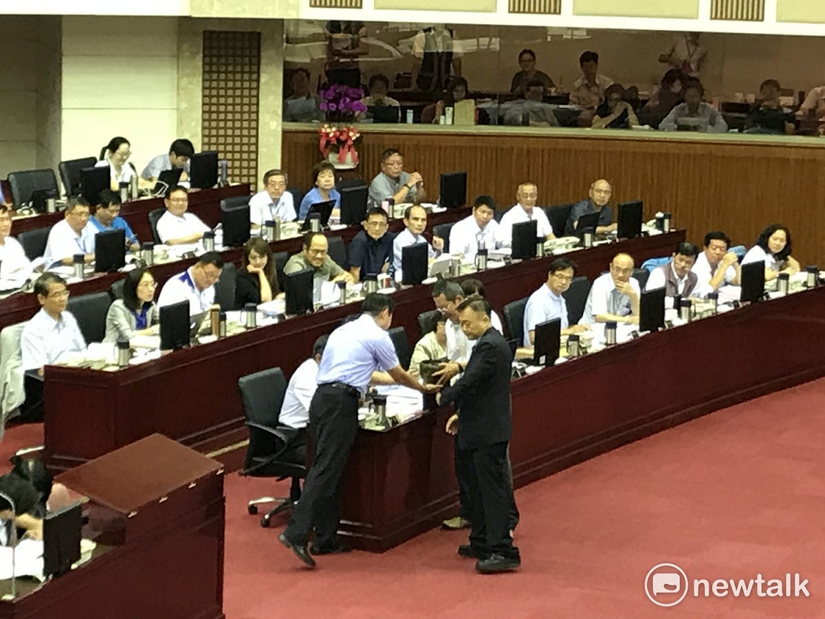 王世堅送香爐。 圖：周煊惠 / 攝