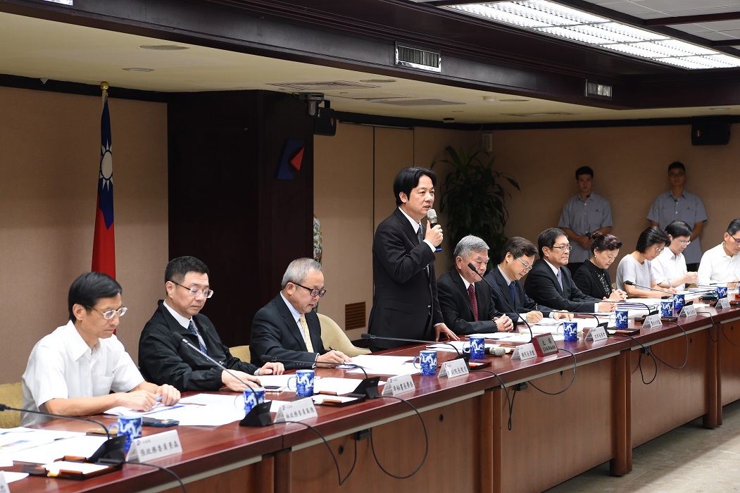 新任行政院長賴清德今（19）天視察經濟部，聽取「產業五缺的情形及因應對策」簡報。 圖：行政院/提供