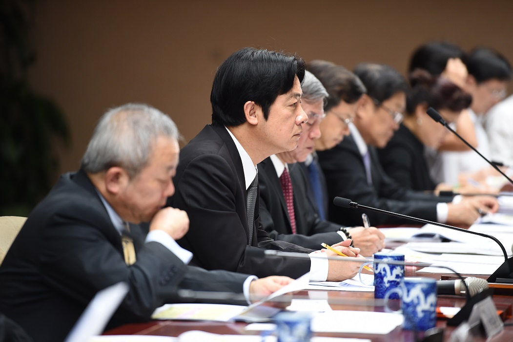 新任行政院長賴清德今（19）天視察經濟部，聽取「產業五缺的情形及因應對策」簡報。 圖：行政院/提供