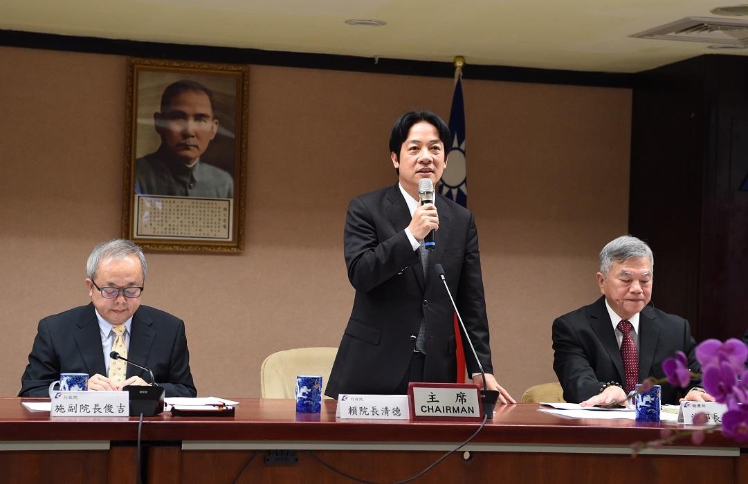新任行政院長賴清德今（19）天視察經濟部，聽取「產業五缺的情形及因應對策」簡報。 圖：行政院/提供