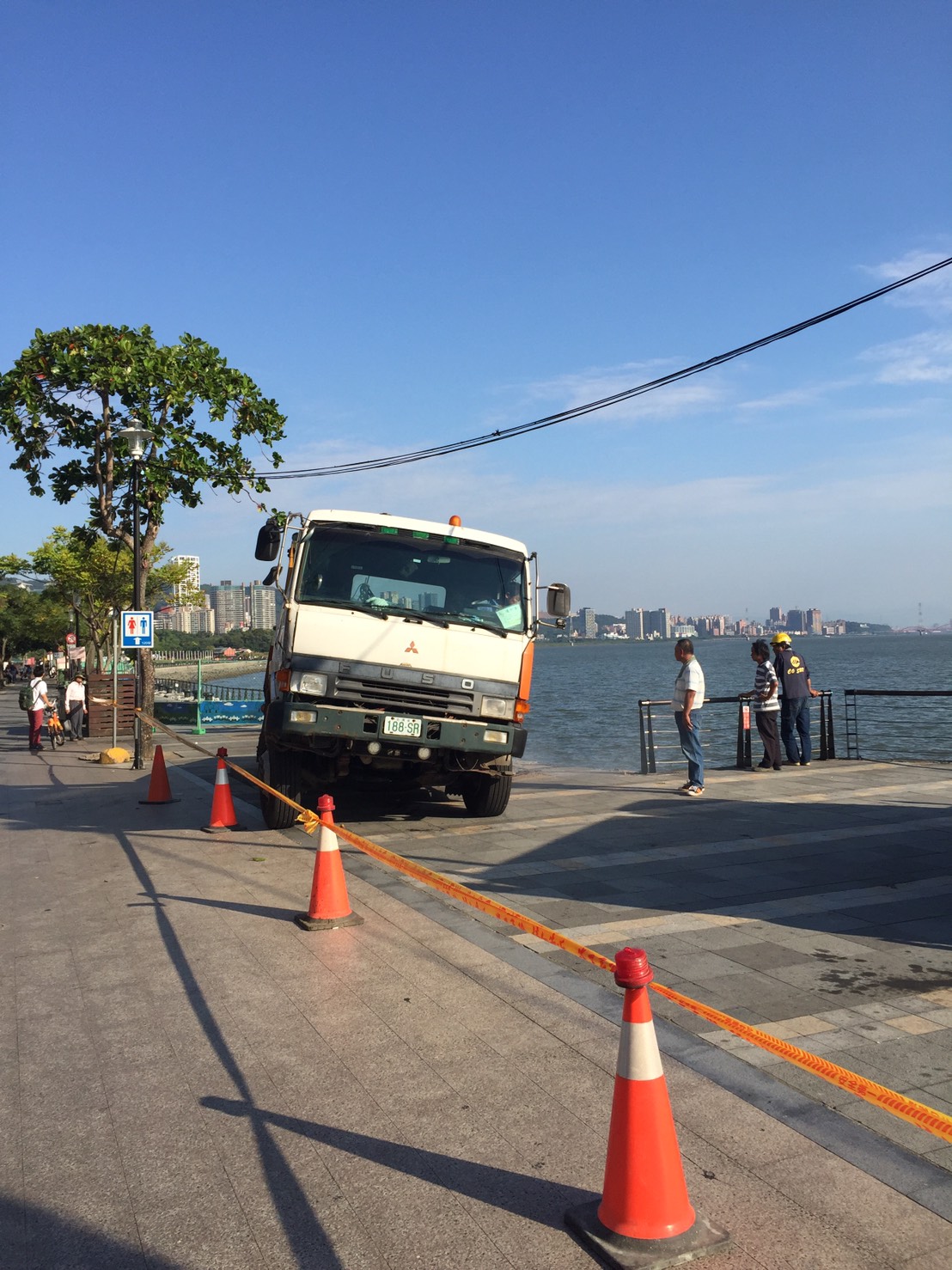 昨淡水金色海岸發生施工怪手因為地基塌陷，翻覆落入海中的意外，圖為施工現場。 圖：民眾提供
