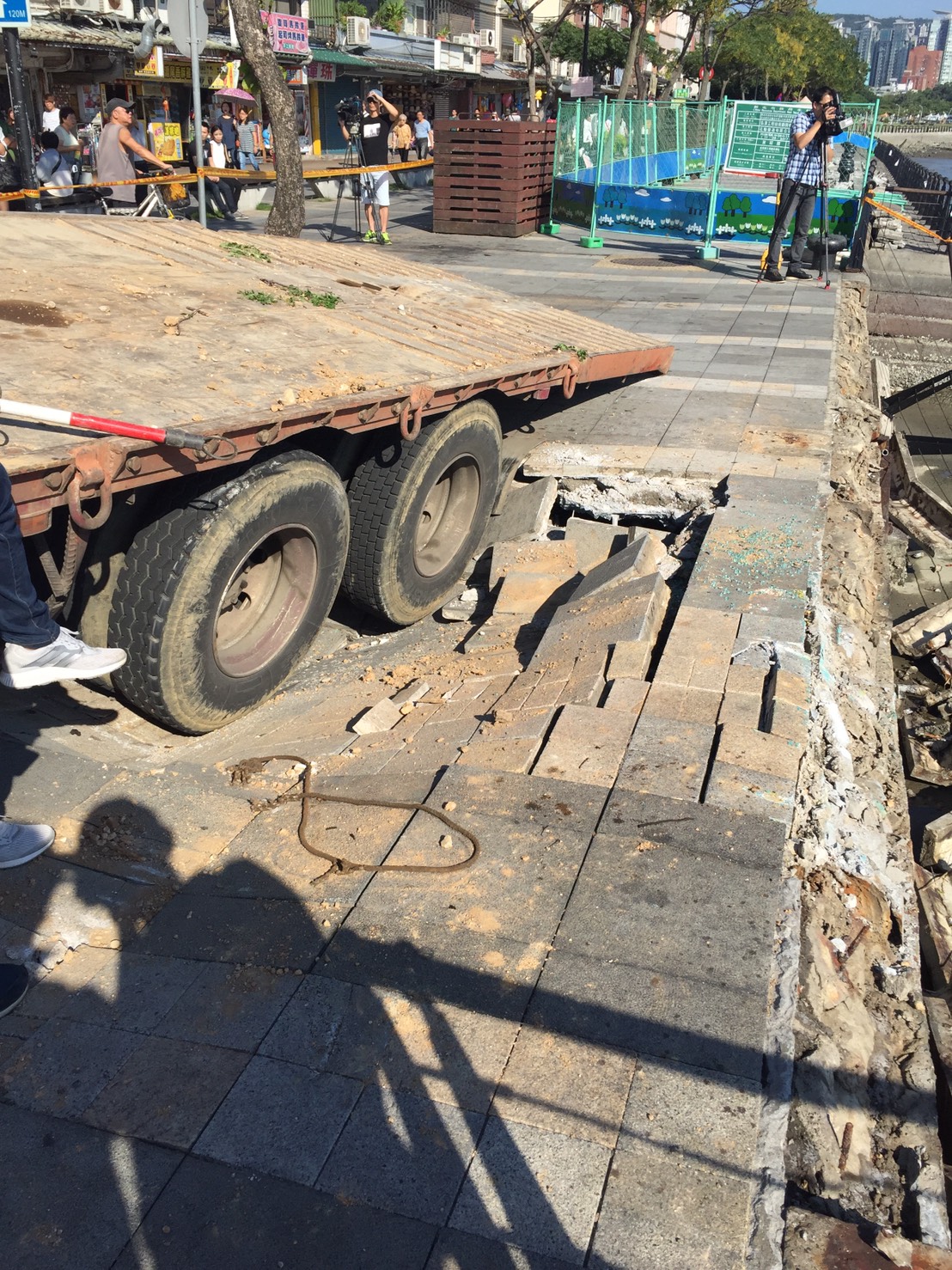 金色海岸意外當時駕駛在拖板車上操作挖土機，準備下至路面時，因路面突然塌陷，拖板車傾斜，他連同挖土機自拖板車上翻落淡水河中。 圖：民眾提供