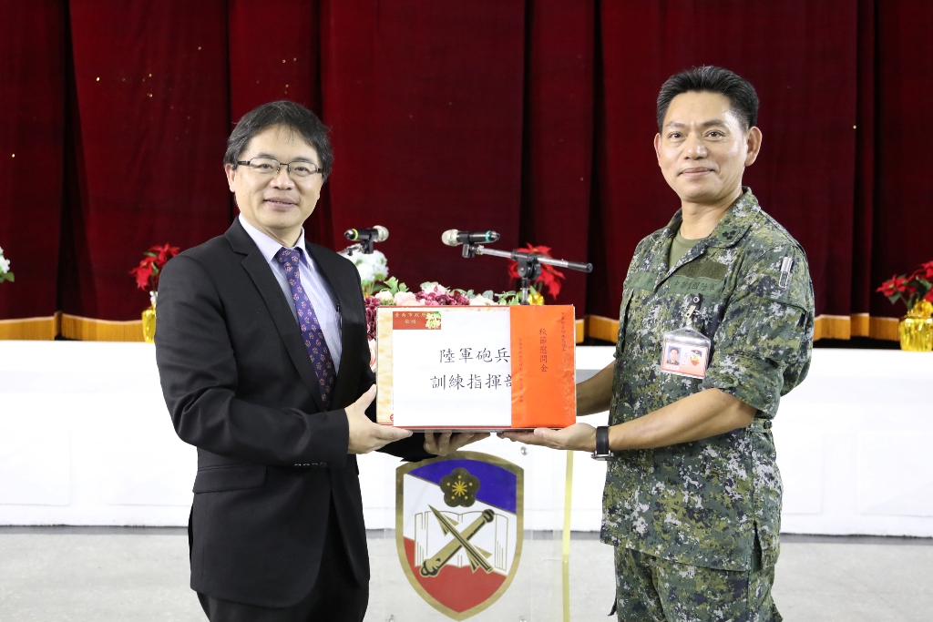 台南市代理市長李孟諺致贈鳳梨酥及中秋節應景的柚子，預祝國軍弟兄中秋佳節快樂。 圖：台南市政府/提供