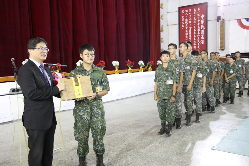 台南市代理市長李孟諺致贈鳳梨酥及中秋節應景的柚子，預祝國軍弟兄中秋佳節快樂。 圖：台南市政府/提供
