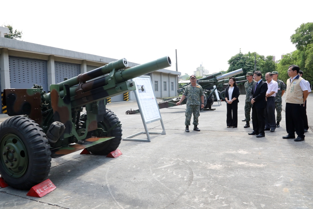 台南市代理市長李孟諺今 (19) 日赴永康陸軍砲兵訓練指揮部慰勞國軍弟兄，致贈中秋禮品。 圖：台南市政府/提供