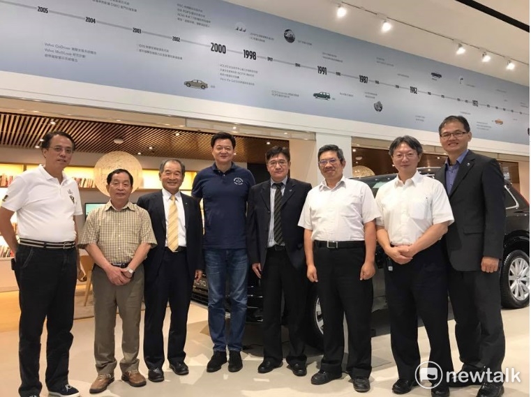 周錫瑋已勤跑基層，爭取參選市長；他的老部屬余彥傑（左一）、陳坤榮（左二）都辭職陪他到處拜會。 圖：王峻昌/攝