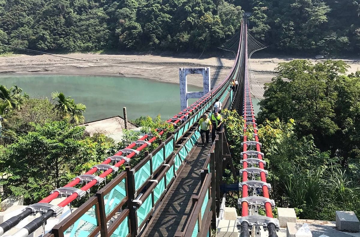 溪口吊橋串連角板山公園與溪口台地，全長303公尺，是全台最長的吊床式吊橋。 圖：桃園市政府/提供