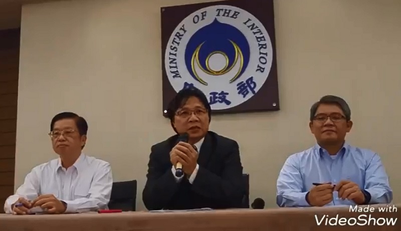 內政部長葉俊榮（中）19日晚間舉行記者會，宣布警政高層人事異動。 圖：翻攝中央社影片
