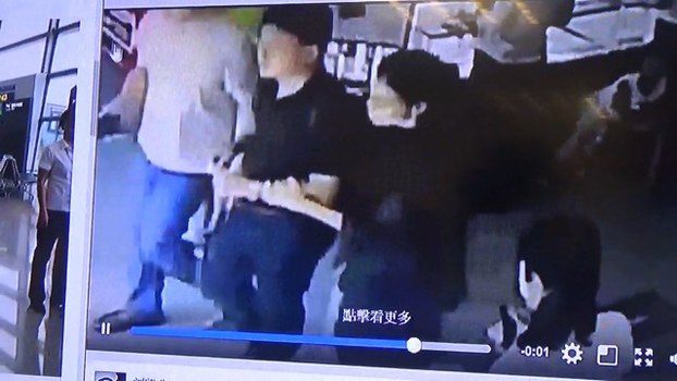 署名「劉凱華」的中國網友近日在臉譜網再登出李凈瑜「挽手照」3秒影片版，影片中的男子同樣是台灣民間司改會執行祕書蕭逸民。他表示，「勾手」是李凈瑜擔心出意外。蕭逸民說，李凈瑜最擔心中國把照片拿去羞辱李明哲。事實上，這比刑求還可怕。 圖：翻攝自自由亞洲電台（RFA）網站