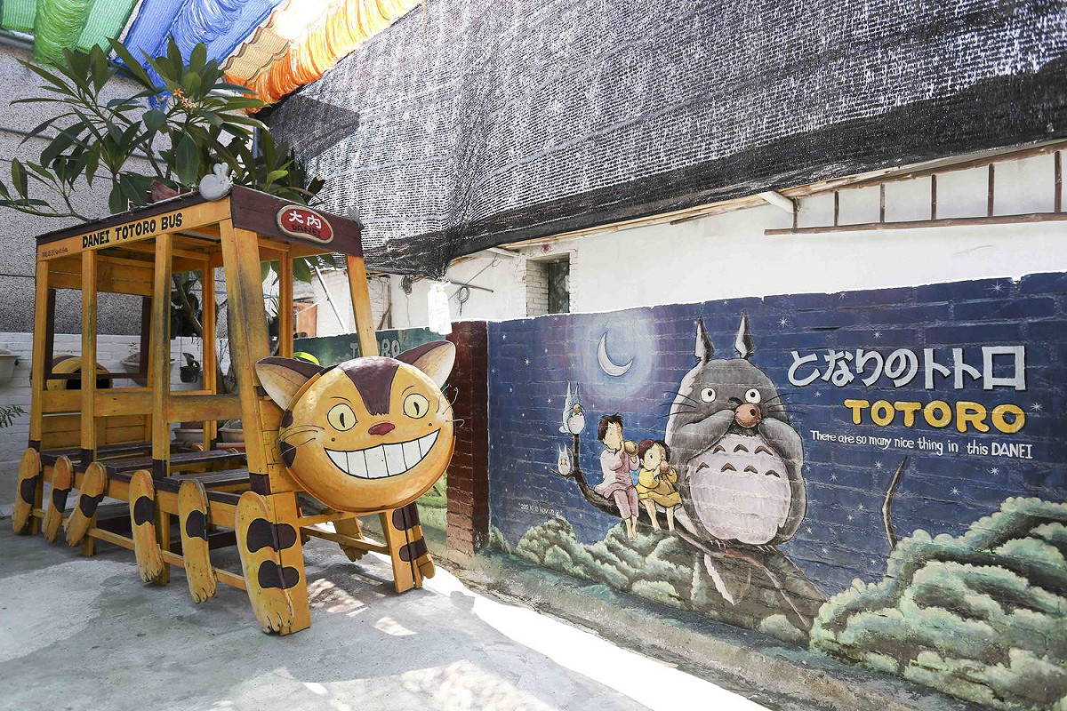 三年前，大內人Kevin開始在村內古屋舊宅的牆上彩繪日本知名的龍貓圖案。 張大鲁/攝影