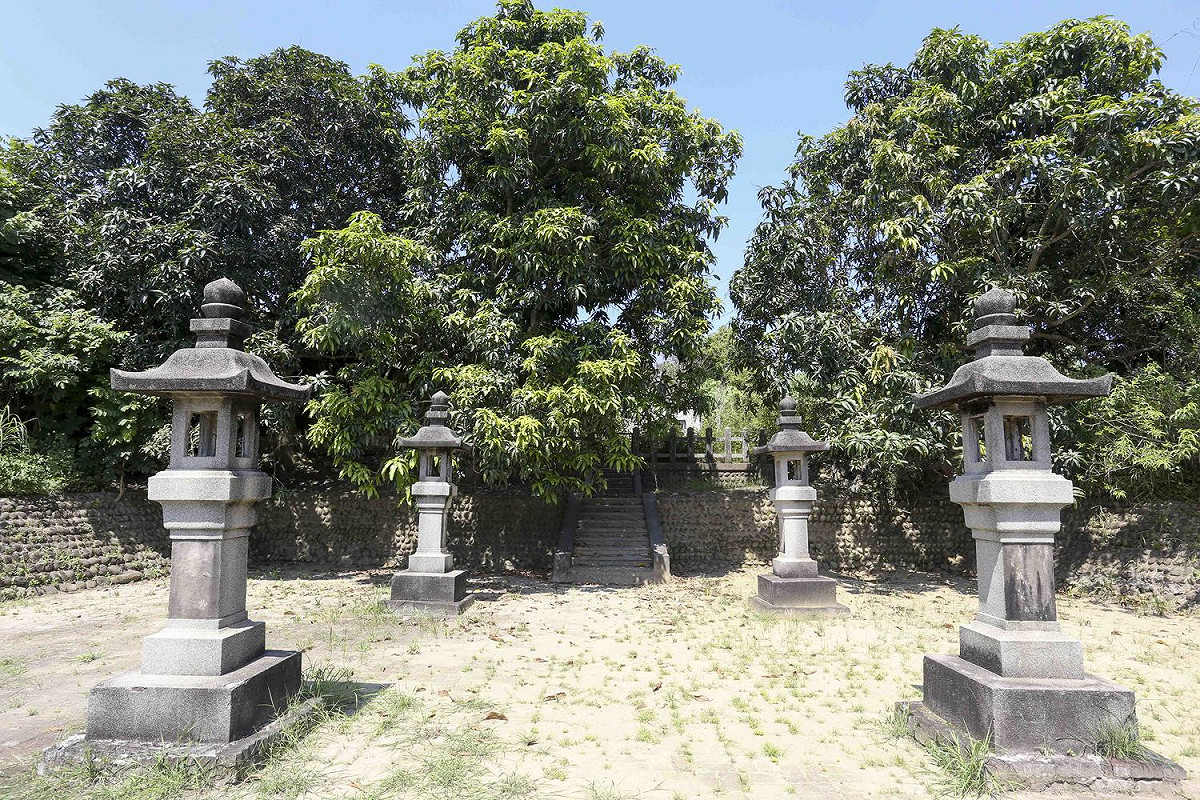 建於1938年的神社遺址，鳥居與主殿早已被破壞拆除，但留下兩對石燈，是歷史最好的見證。 張大鲁/攝影