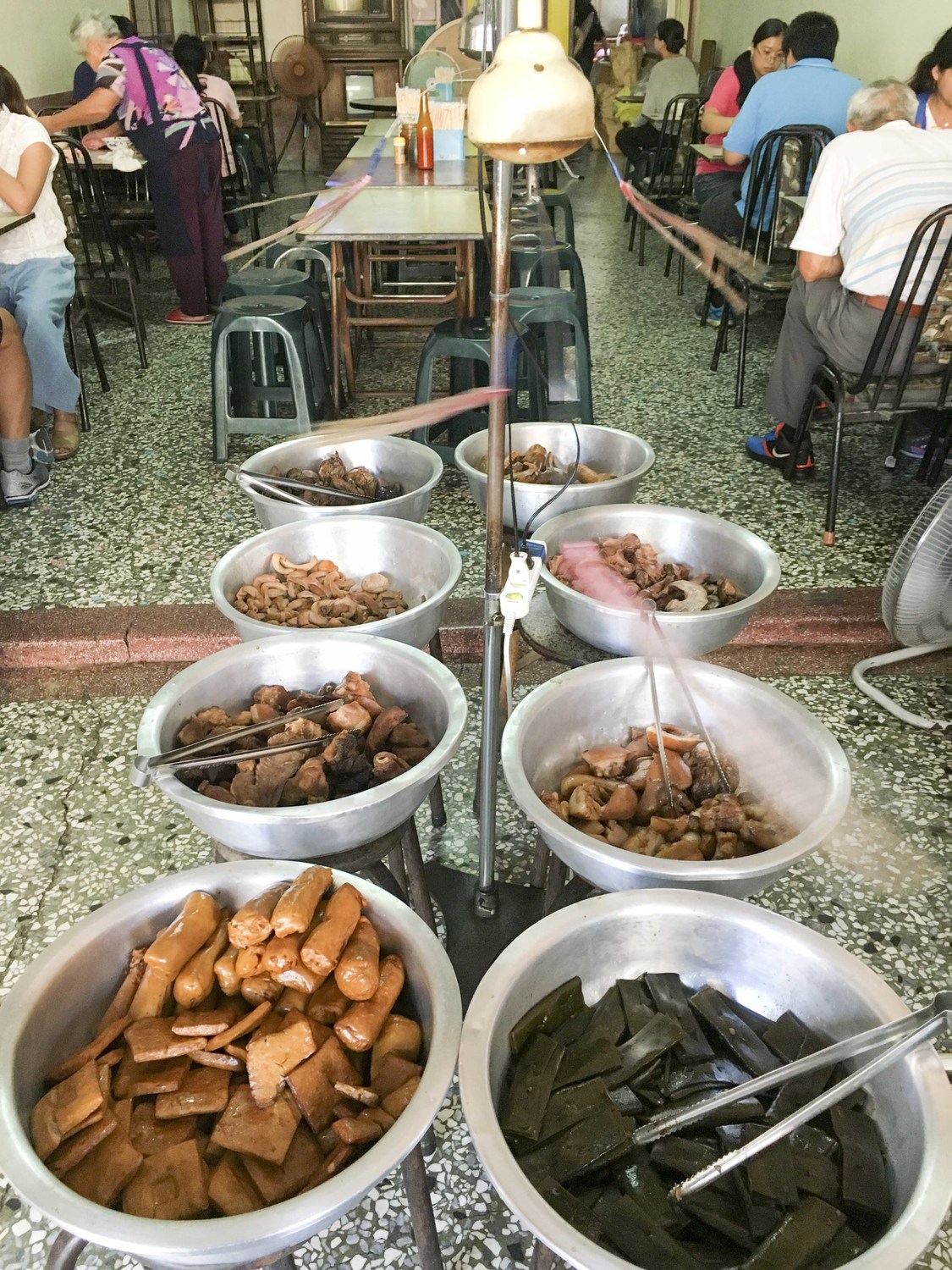 每日用八個大臉盆裝滷味，成為小店的最大特色。 張大鲁/攝影