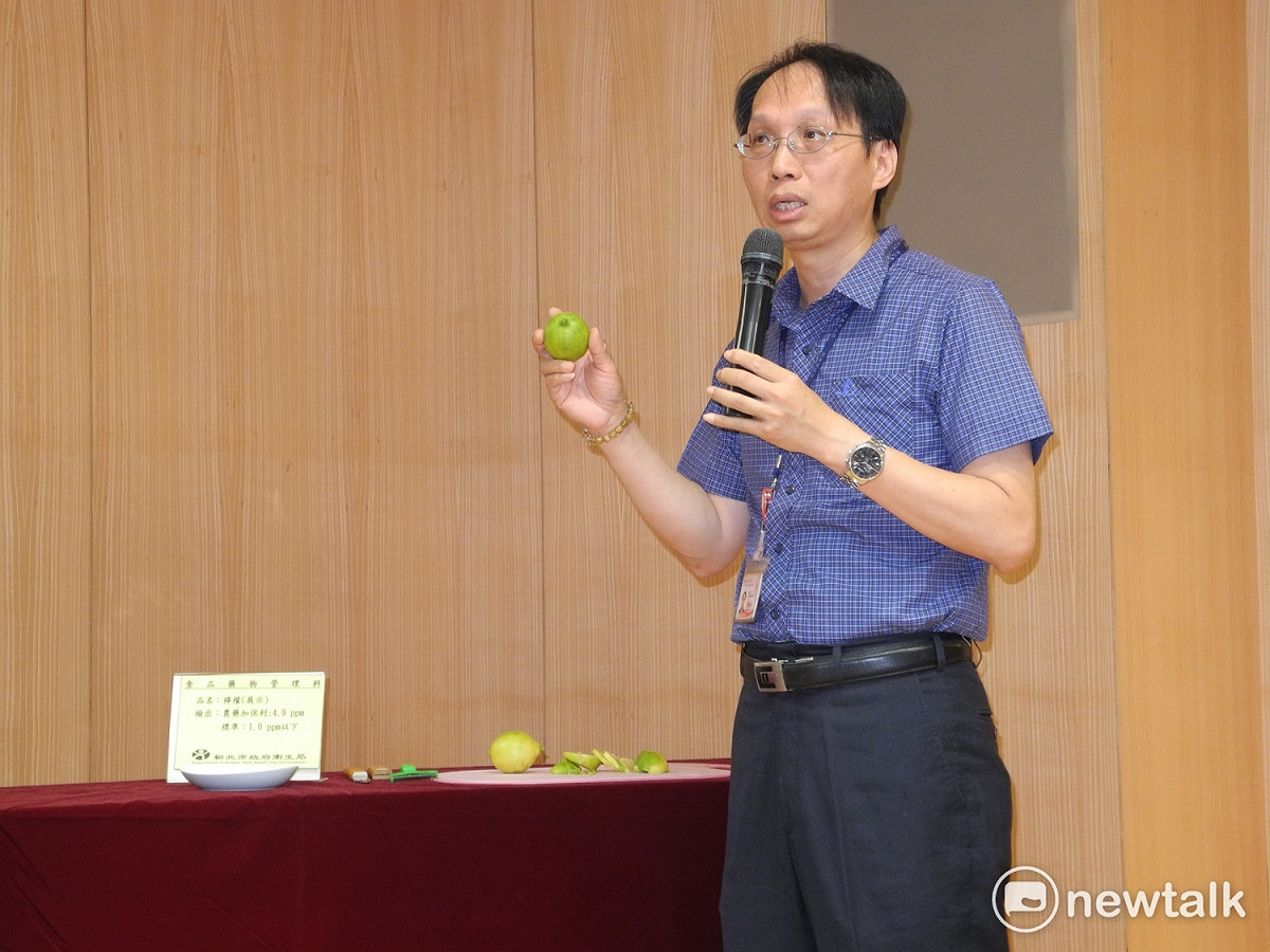 新北市衛生局副局長許朝程表示，在土城大潤發抽驗到一件檸檬，農藥「加保利」超標近5倍，連繫北市、高雄市政府追查。 圖：王峻昌/攝