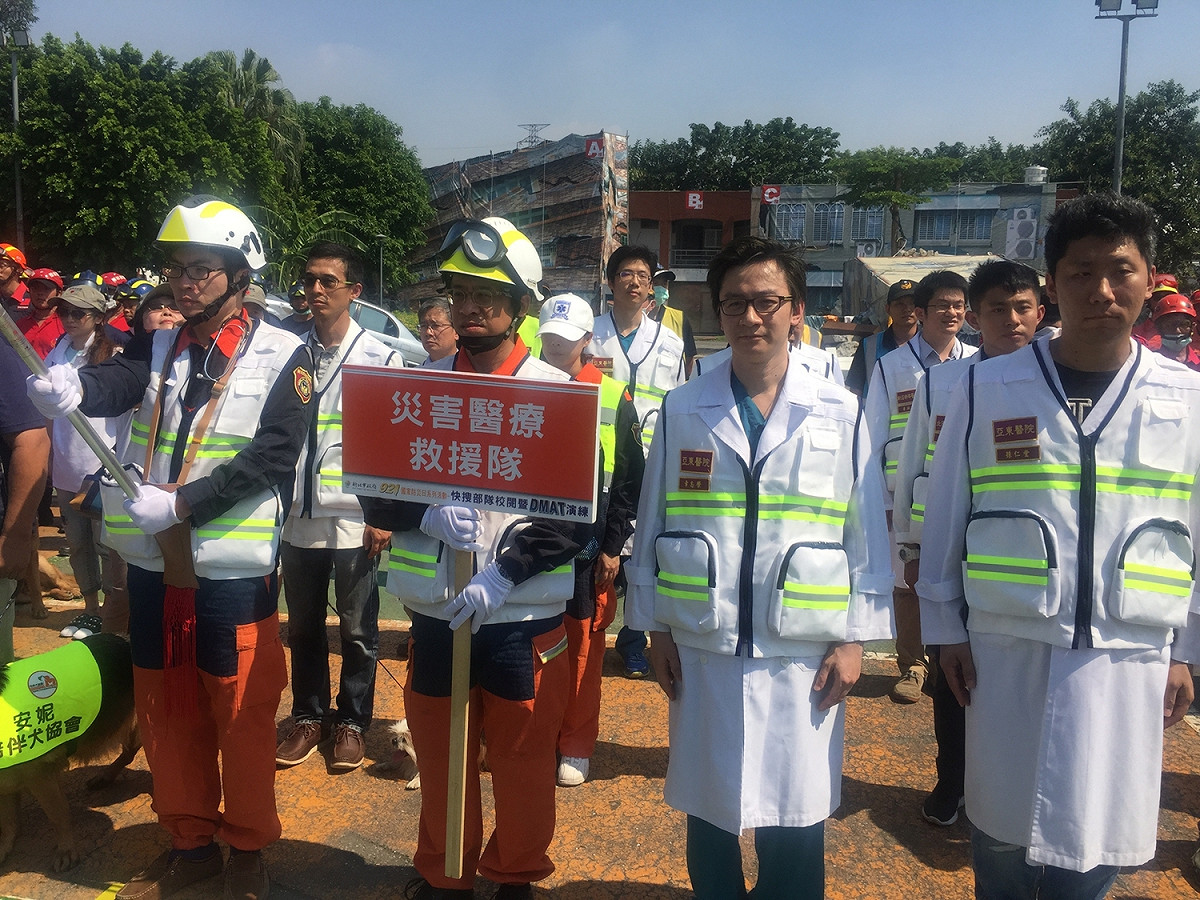 新北市災害醫療救援隊強調藉由固定的一群急重症醫學專科醫師與特搜隊高級救護技術員共同作業，醫師可獲得第一手情資、趕赴災區救治傷患。 圖：李書璇/攝
