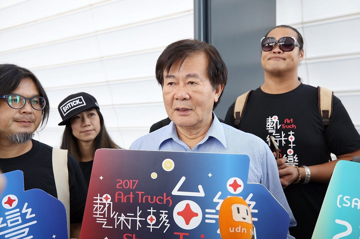 文總會副會長江春男臨行前期許台馬文化能加深。 圖 : 文化總會/提供