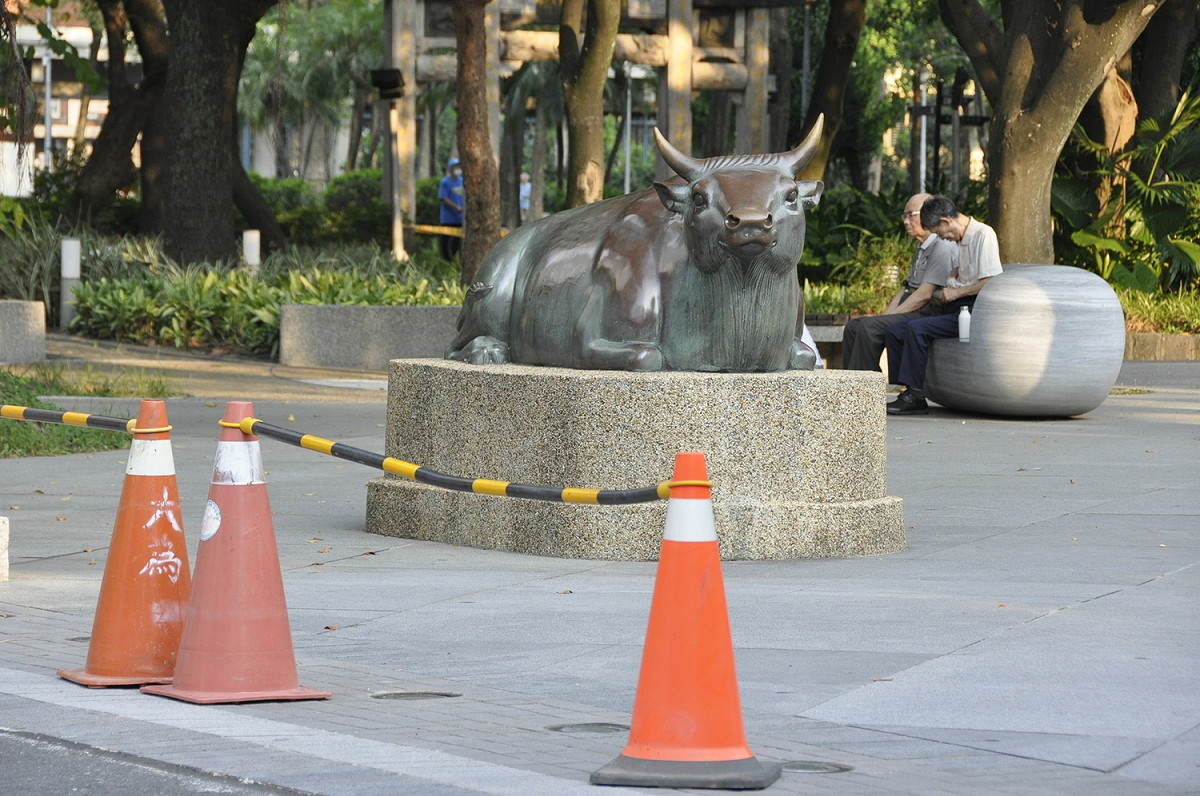 台博館典藏組長方建能表示，兩隻鎮館銅牛遭潑油漬後，已在附近加裝監視器。 圖：陳香蘭／攝