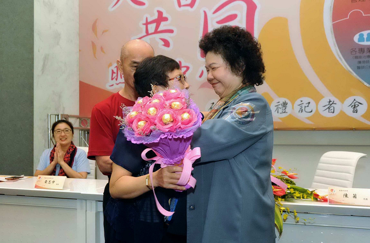 高雄市失智共同照護中心今(20)天在高雄長庚醫院揭牌運作。 圖：高雄市政府/提供