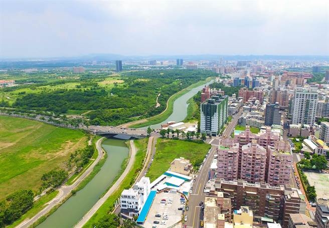 高雄市標售開發區土地，在翠屏國中區段，位於後勁溪德惠橋畔，與萬坪都會公園僅有一河之隔，吸引投資人搶標。 圖：高雄市地政局/提供