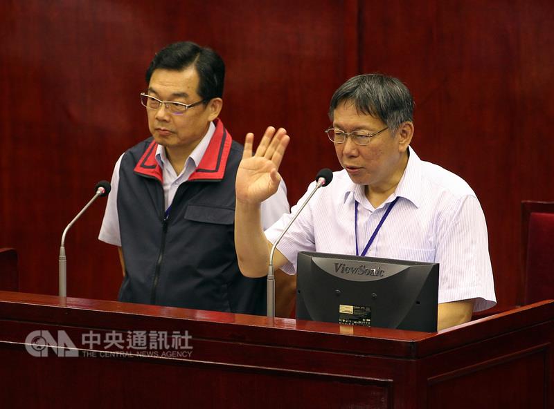 台北市長柯文哲今天赴議會備詢，民進黨籍多名議員持續詢問雙城論壇講稿一事，並表示此事出現很多版本。柯文哲說，負責聯絡的是市長室主任蔡壁如，自己不曉得細節。 圖 : 中央社