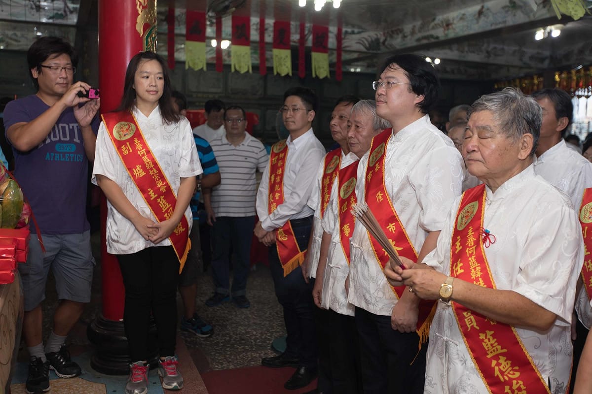 基隆老大公廟關龕門儀式，市長林右昌一同祭拜。 圖 : 基隆市政府/提供