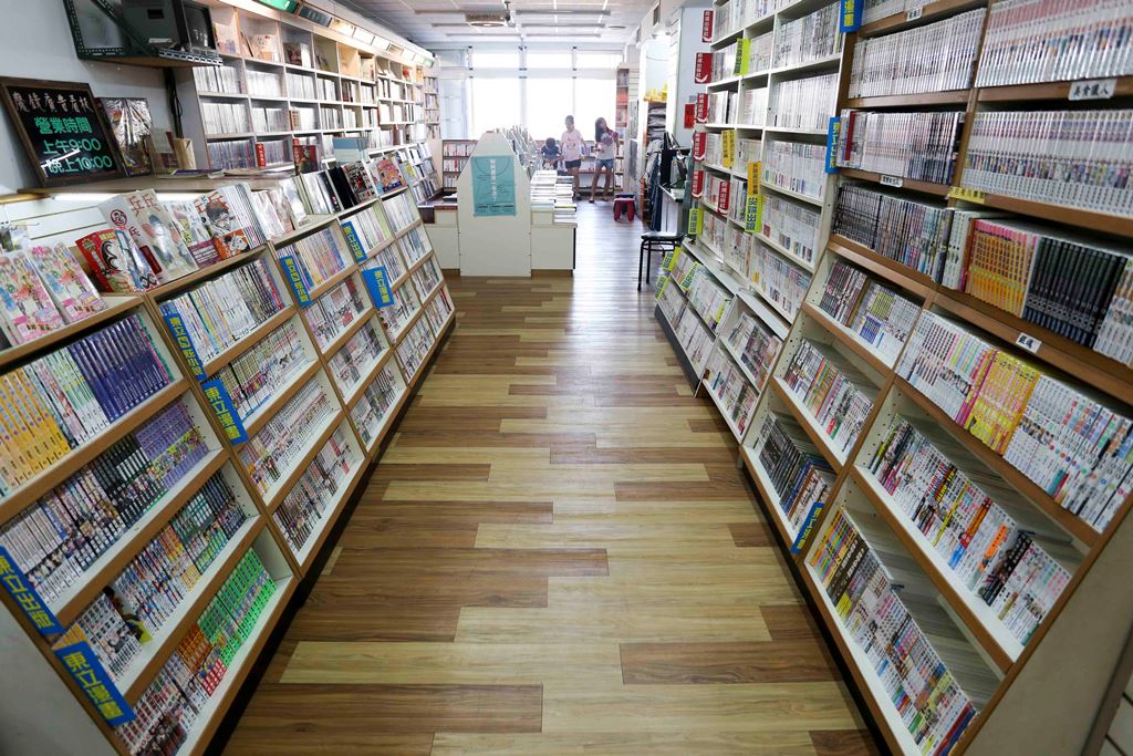但位於嘉義民雄建國路上，經營36年的老字號仁偉書局，卻換上充滿設計感的新招牌，也將原本二樓的毛玻璃換上透明窗片，從馬路上就可以看見二樓滿櫃的書籍。新招牌的右下角寫著一行字:「往美好與重要的事物前進」。 圖：張大魯/攝