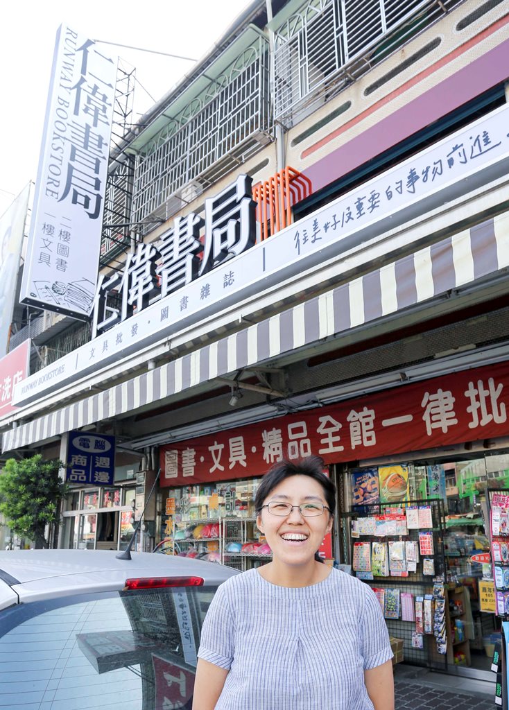 從台北返鄉接手協助經營的羅怡芬說，傳統書局受到網路的影響的確很大，經營傳統書局真的很辛苦，但如果不做，勢必會沒落。「把二樓的毛玻璃換成透明後，上門買書的客人變多了，他們說:原來你們不只賣文具喔」羅怡芬說，太多人都以為書店都收得差不多了。 圖：張大魯/攝