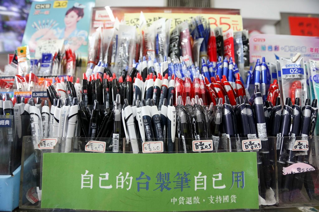 「台製筆也許比較貴三、五元，但品質穩定」羅怡芬說，除了筆類，未來陸續會將店內各類文具都設置國產專區，畢竟支持國貨的人真的很多，也有信心。 圖：張大魯/攝
