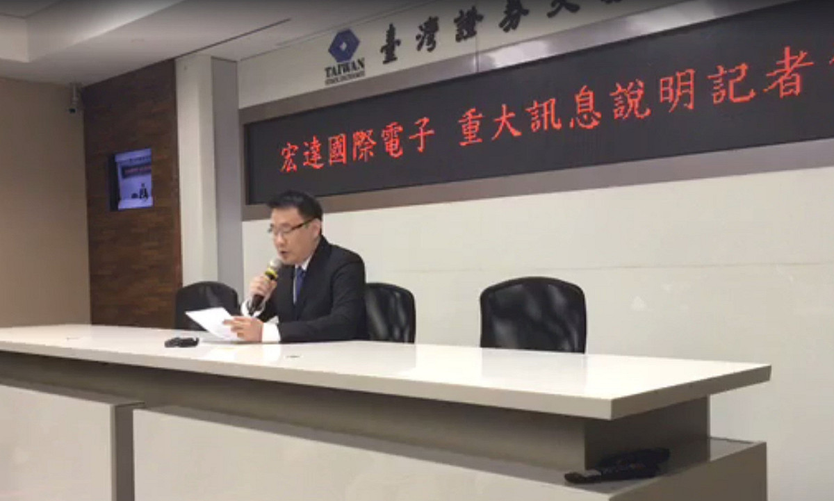 宏達電（2498）今天上午10時，在證交所3樓記者室舉行記者會，由財務長沈道邦說明董事會決議通過簽訂重要合作協議。宏達電研發團隊有4000人，預計ODM出售約2000人併入Google。 圖/翻攝自臉書