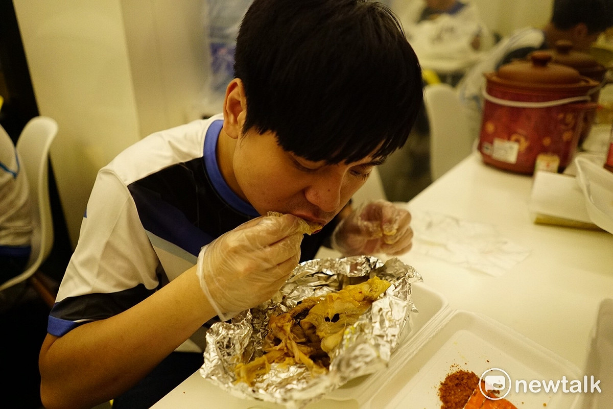 Snake eSports的伙食多半以肉為主，也使得嗜肉的中路選手Maple相當開心。 圖：閃電狼/獨家提供