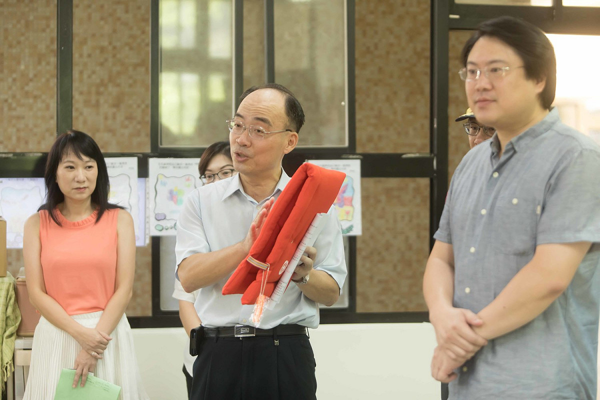 基隆市長林右昌（右）表示，今年起贈送全市小一新生防焰型防災頭套。 圖：基隆市政府 / 提供