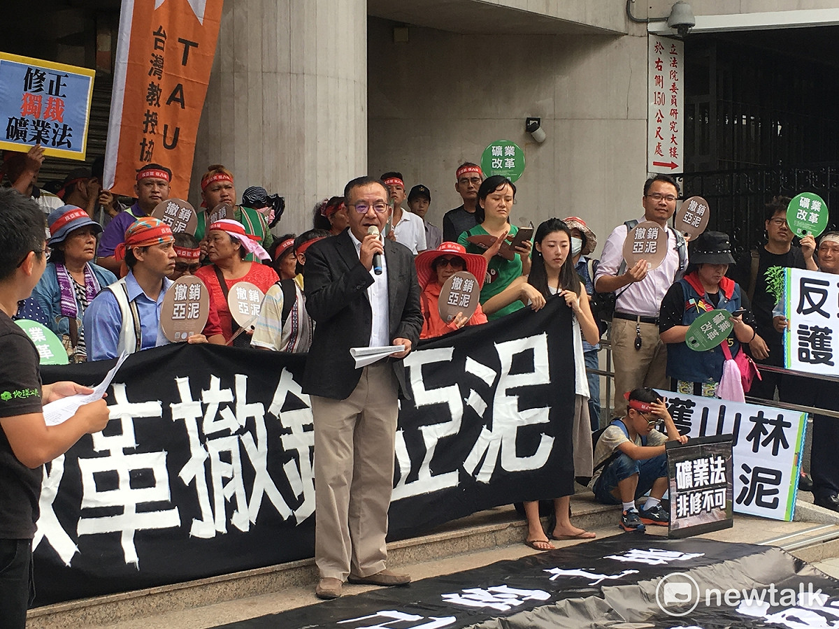 擔任義務團律師的民進黨立委高志鵬則指出，行政院駁回訴願的理由是依據礦業法31條，規定礦業權展現除非有下列5種情況，否則不得駁回，但經濟部已在新版本拿掉，「但在還沒三讀前都沒用。」 圖：黃韋銓/攝