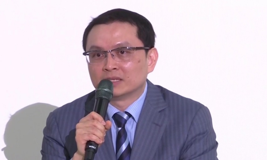 HTC總經理張嘉臨現場說明此次交易來自主要的三大部分，1.PBH團隊 2.IPR授權 3.相關儀器。 圖：翻攝自非凡新聞