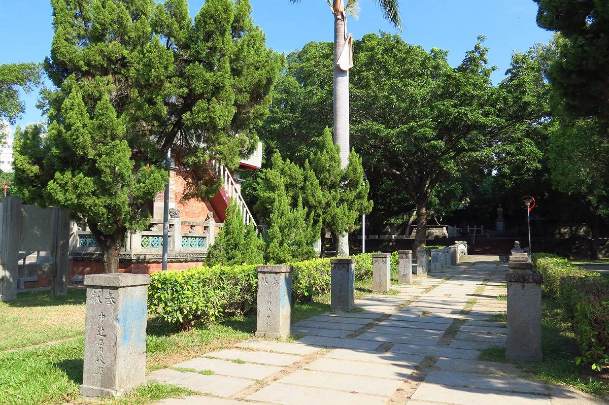 台中神社石燈籠遭潑漆，台中市政府立即派人清除紅色油漆，但碑文的漆還是沒有洗乾淨。 圖：關心地方文資保存人士廖家瑞／提供