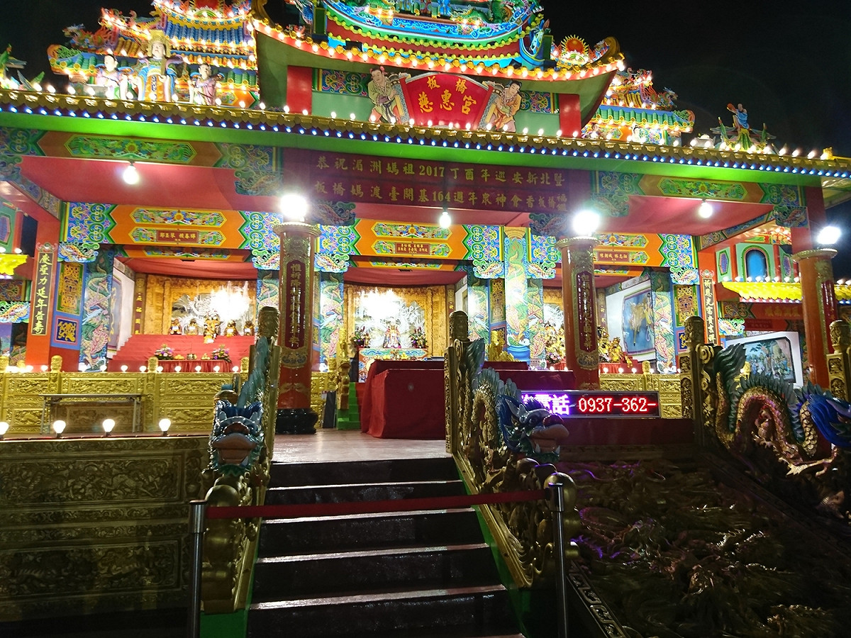湄洲媽祖將來台，板橋慈惠宮在第二體育場內打造一座駐駕期間暫厝的行宮，夜間還會自動點燈，光彩奪目又華麗的祭壇讓民眾紛紛駐足拍照。 圖：新北市民政局/提供