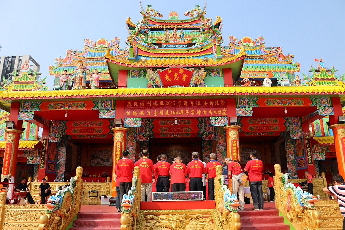 湄洲媽祖行宮白天的模樣，慈惠宮斥資300萬，耗時14天打造。 圖：新北市民政局/提供
