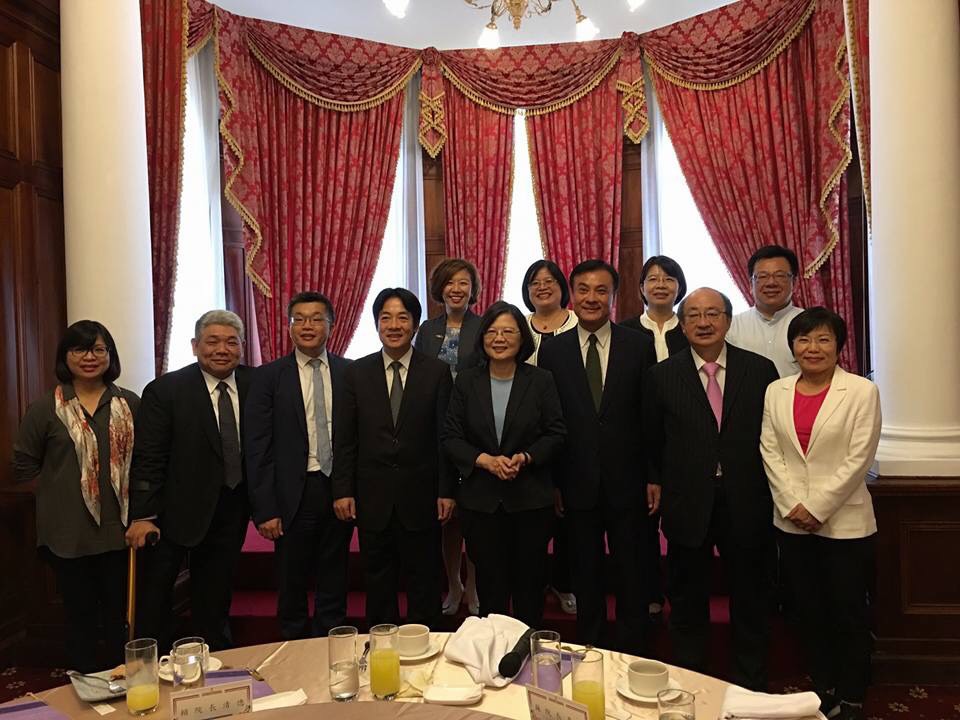 蔡英文總統在21日於台北賓館宴請民進黨立委時，也相當關心此次攬肩事件，更問同僚能否幫忙「喬一下」。 圖 : 翻攝自李俊俋臉書