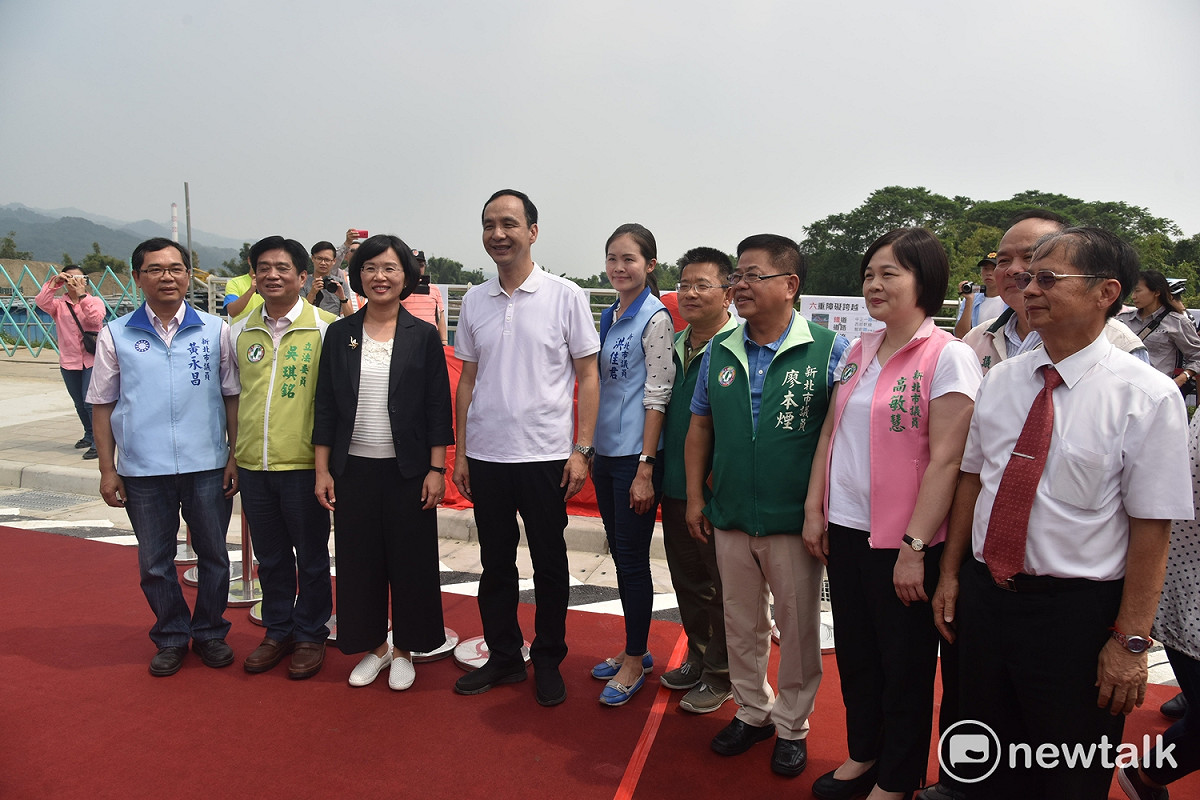 三鶯二橋完工通車，卻因民代搶功爭辦活動，後天要封部分車道。右起市議員蘇有仁、彭成龍、高敏慧、廖本煙、林銘仁、洪佳君、市長朱立倫、立委蘇巧慧及吳琪銘、市議員黃永昌。 圖 : 王峻昌/攝